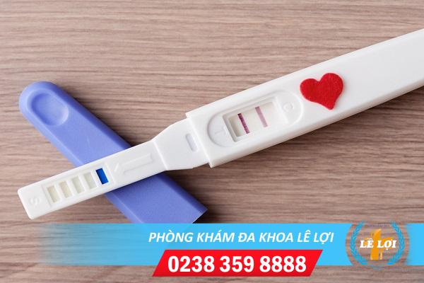 Que thử thai 1 vạch đậm 1 vạch mờ có thai không?