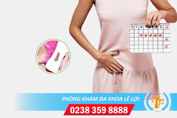 Ra máu nâu trước kỳ kinh là bị gì?
